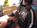Dos actrices porno se follan a uno en el tren