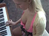 Graba a la nieta tocando el piano
