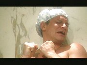 Polvazo en la ducha con el del gorrito