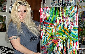 Kira Aryn, una artista que pinta con las tetas