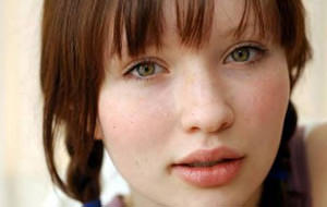 Y Emily Browning se quitó la ropa