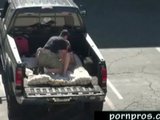 Borrachas follando encima de una camioneta