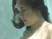Escena porno rodada bajo el agua en una piscina
