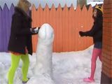 Dos jovencitas jugando en la nieve