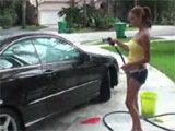 La vecinita latina me lava el coche