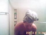 Mujer madura en la ducha y con toalla